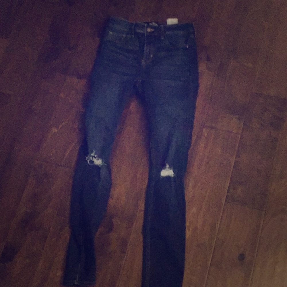 . ° ripped dark blue jean leggings.